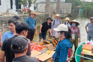 Caritas TGP Hà Nội chia sẻ với bà con Giáo xứ Tân Hội sau cơn bão số 3