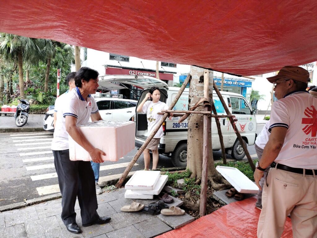 Caritas Hà Nội- Chia sẻ về buổi phát cơm bệnh viện Nội Tiết Hà Nội
