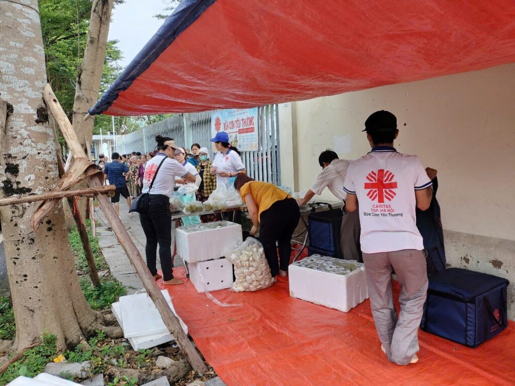 Caritas Hà Nội- Chia sẻ về buổi phát cơm bệnh viện Nội Tiết Hà Nội