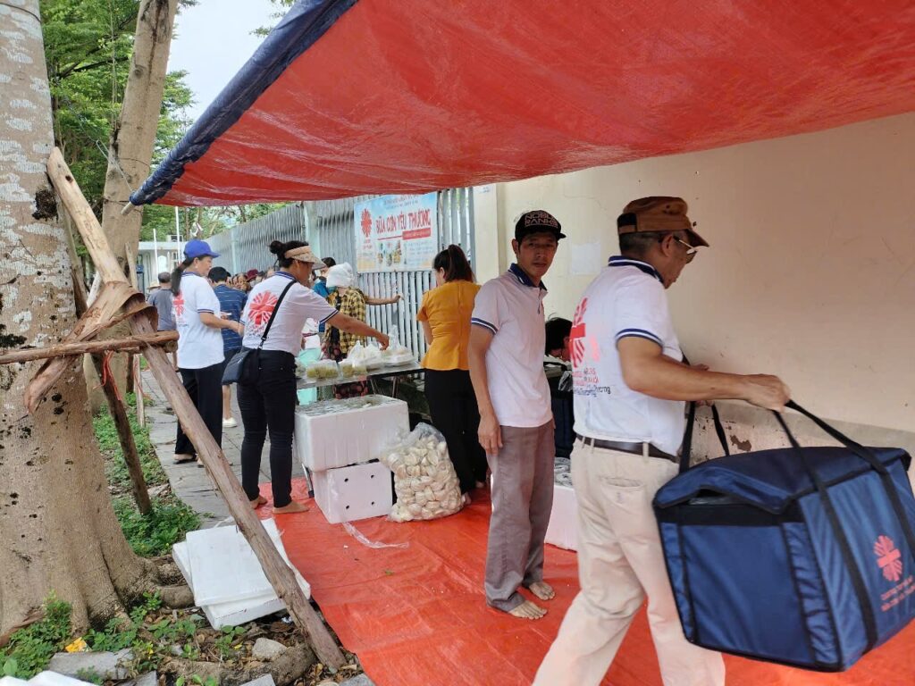 Caritas Hà Nội- Chia sẻ về buổi phát cơm bệnh viện Nội Tiết Hà Nội