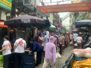 Caritas Hà Nội phát cơm tại bệnh viên K Tân triều