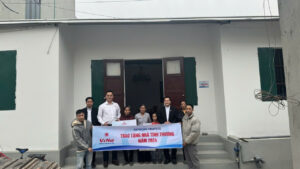 caritas-tgp-ha-noi-cung-voi-dai-dien-tap-doan-vinafeed-trao-nha-tinh-thuong-nam-2024